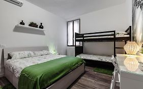 Stayeasy Fara12 - Central Station & Downtown Walking Distance